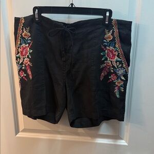 Johnny Was L Black Linen Embroidered Women’s Shorts with Floral Accent